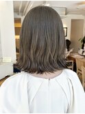 透明感くすみ系カラーオリーブグレージュ外はねロブ