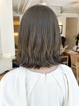 ヘアラウンジ ビーチ 青山 外苑前(hair lounge BEACH) 透明感くすみ系カラーオリーブグレージュ外はねロブ