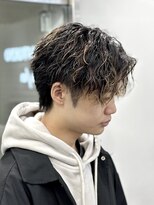 クロムトウキョウ ザ バーバー ネオン 新宿店(CHROM TOKYO the Barber ne/on)&nbsp;センターパート+ツイストスパイラルパーマ+メッシュカラー