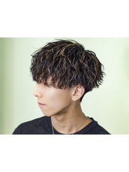 ファッションに溶け込むツイストスパイラルパーマのデザインで、都会的な雰囲気を演出ー。[メンズパーマ]