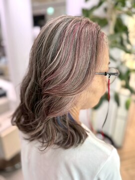 ステア ケース(stair case) 白髪はそのままローライト ベージュ×ピンク インナーカラー