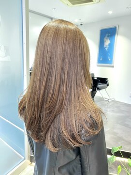 光に透けるシアーブラウンの大人ロング