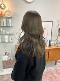 レイヤーカット×ハイライトの効いたオリーブグレージュカラー