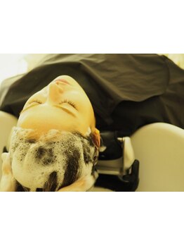 女性スタイリストのみの全席完全個室サロン◎カラー後の地肌に優しいヘッドスパ。頭皮ケアも同時に叶う♪