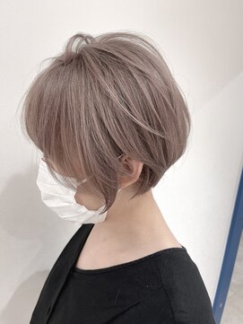シェミール(CHEMIR) 透明感ハイトーンブリーチまろやかベージュ丸みショート四日市