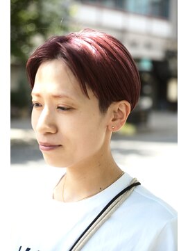 エン(YENN) センターパートのショートヘアスタイル。