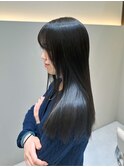 ダメージを感じさせない、しっとりツヤ髪ストレート