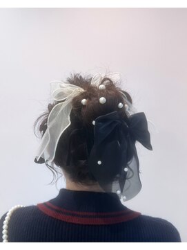 パールを散らし品格リボンで仕上げるふわふわ可愛いお団子ヘア