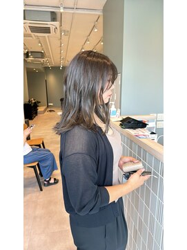 アヴェリー(avely) グレージュカラー/シルバーカラー/レイヤーカット/髪質改善