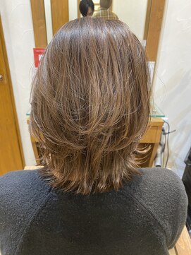 エクリ 麻布十番(equri) 30,40代の大人女性へオススメ！トップふんわりレイヤーボブ