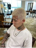 クロップ　金髪　ホワイトカラー　