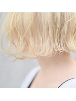 ホワイト 梅田(white)&nbsp;ホワイトゴールド×切りっぱなしボブ