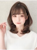 イメチェン厚めバング耳かけフォギーベージュ毛先パーマミディ