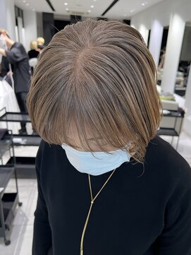 ステア ケース(stair case) 白髪染め卒業のその後 さらに根元が気にならなくなるグレージュ