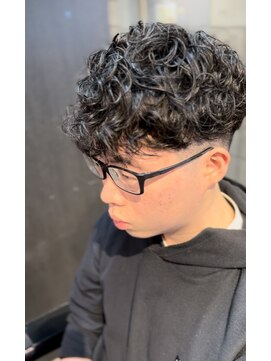 フランクスバーバー アンド ビアークラブ(FRANK'S BARBER and BEER CLUB) ツーブロックフェードカットスペインカールツイスパ波巻きパーマ