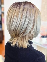 アークスヘアー&nbsp;20代30代40代ハイライトミルクティーアッシュ立体感ミディウルフ