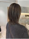グレージュ白髪ボカシミディアムレイヤーストレート