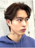 大人の抜け感を演出する、今トレンドのフェザーパーマ