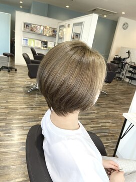 カーキベージュ