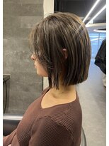 スノウ(SKNOW)&nbsp;イノア白髪ぼかし×切りっぱなしボブ【20代30代40代50代】