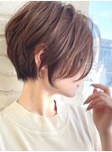 リアルな大人美人ショートヘアー 横顔