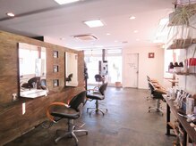 アルファ(alpha)の雰囲気（広々とした落ち着いた店内です♪［髪質改善/縮毛矯正/ショート］）