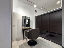 半個室にもなるセット面、リラックスしたいお客様には最高の空間