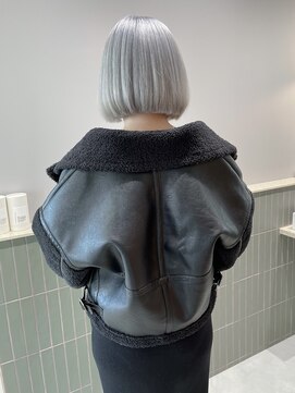 キオク(KIOX) ホワイトシルバーに内に収まるボブ