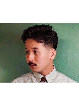 フェードで大切なのは刈り上げのグラデーション。顔の全体バランスを考慮し、シルエットの綺麗なデザインに