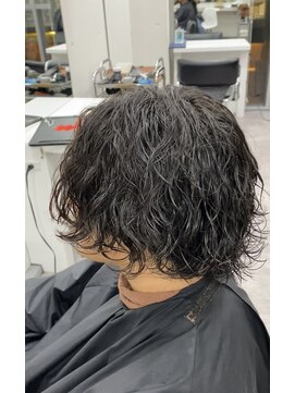 Hale hair salonメンズサロン/メンズカット/メンズパーマ/髪質改善/たまプラーザ Hale波巻きツイストスパイラルパーマ刈り上げセンターパート