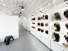 ザヘアメイクシェア(THE -HAIR MAKE SHARE-)の雰囲気（全席半個室ルーム。お試しウィッグは50種以上で自分を楽しもう♪）