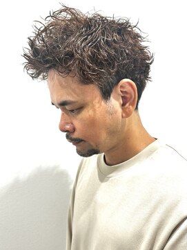 ヒュイル バイ ニアウ(Hwyl by Niau) メンズマッシュパーマニュアンスパーマスパイラルパーマ刈り上げ