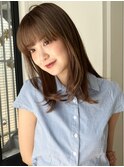 ふわっと動くミディアムレイヤーと赤みを消したベージュカラー