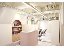 ガルボヘアー 心斎橋店(garbohair)の雰囲気（シンプルで可愛い店内♪ビル6階にあります♪）
