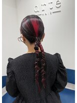 ペロ(pelo)&nbsp;[アレンジ］レッドインナーカラーが映えるタイトアレンジ