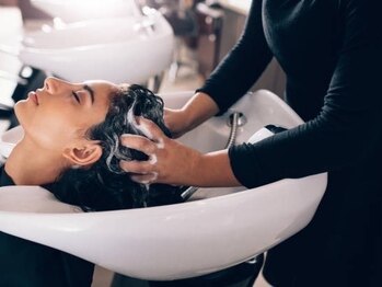 エミタス ヘア リゾート(EMITAS Hair Resort)の写真/“心を癒す”にこだわり抜いた極上のヘッドスパ。頭皮環境を整えることで、髪本来の美しさへ。