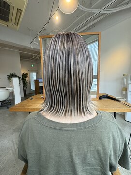 イーナ(17 HAIRMAKE&NAIL) 【土佐堀17】白髪活かしミディ
