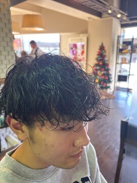 大人っぽく決まる波巻きパーマ 