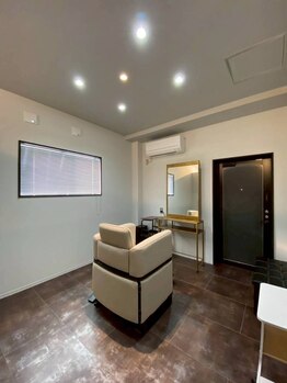 リフージョ(rifugio)の写真/【個室空間】移動なしの贅沢空間。ガレージ風の隠れ家で、大人女性の髪と心を癒すひと時を