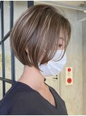 横浜西口ショートボブ顔周りレイヤーイルミナカラーベージュ