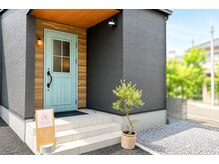 アミカ(Amica+)の雰囲気(木の温もり感じる隠れ家サロン♪)