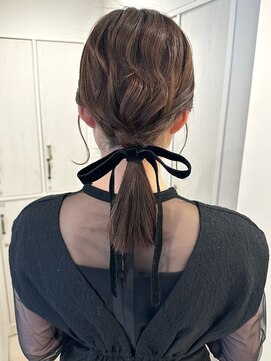 ガーデンヨコハマ(GARDEN YOKOHAMA) お呼ばれアレンジ結婚式ヘアセットローポニーベロアリボン冬小顔