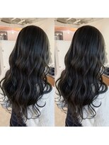 シー.(SHE.)&nbsp;オリーブカラー×巻き髪ロング