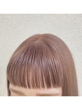 ヒム(HyMN) 眉上バングにピンクベージュ