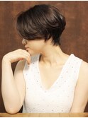 美人シルエットのショートヘア