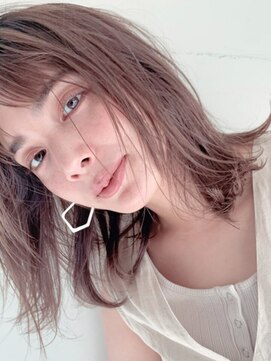 フランチェスカ(Francesca) 透明感のあるナチュラルスタイル/切りっぱなしミディアム/艶感