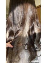 エメ(EME)&nbsp;インナーカラー　ブリーチ　グレージュ