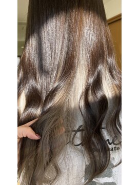 インナーカラー　ブリーチ　グレージュ