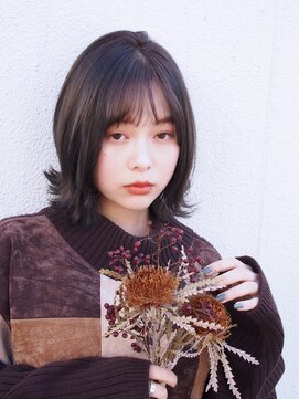 エラ(ELLA) 外ハネエアリーミディ×柔らか透明感のグレージュカラー