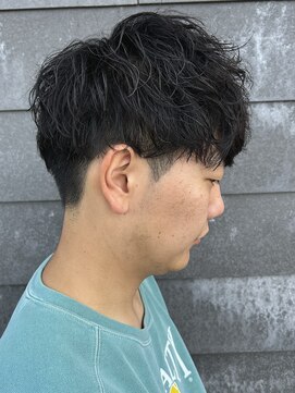 ヒュイル バイ ニアウ(Hwyl by Niau) シャドウパーマメンズマッシュカット波巻きスパイラルパーマ